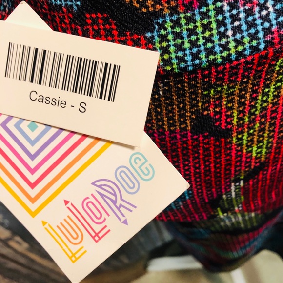 NWT LuLaRoe Cassie Skirt - Red & Blue Roses Sz S - Picture 8 of 8